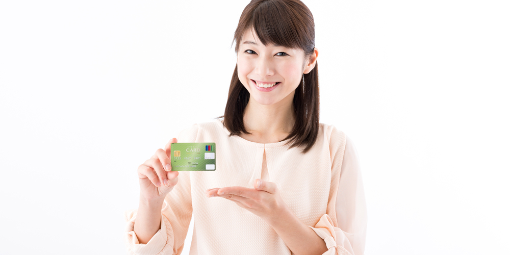 女性とクレジットカード