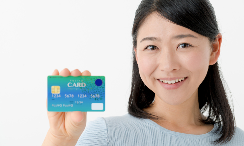 クレジットカードを見せる女性