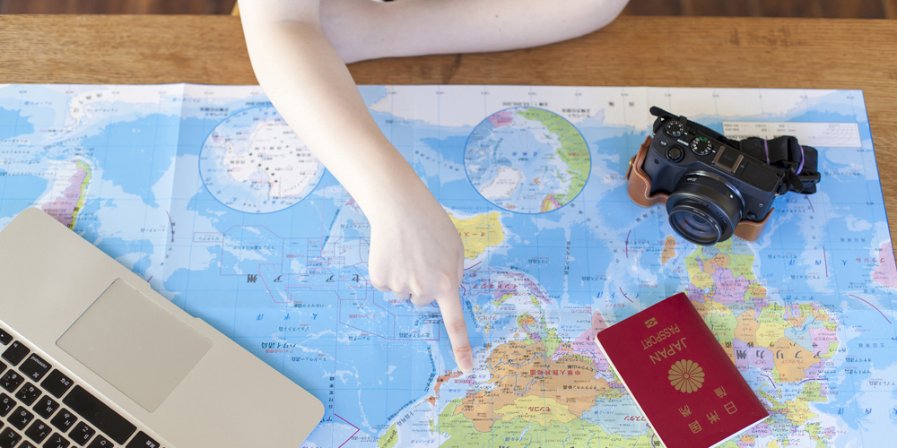 世界地図を見て海外旅行計画