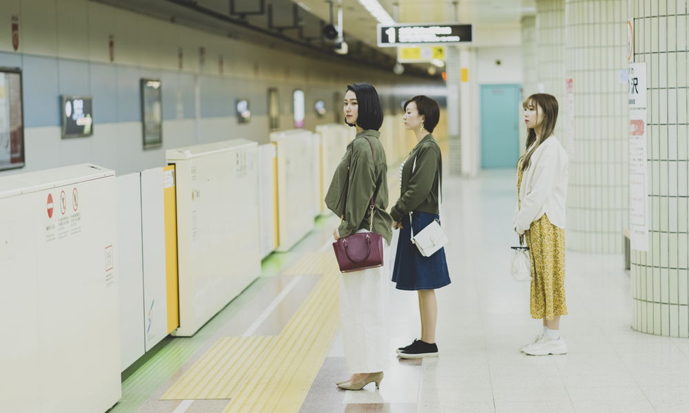 地下鉄で電車を待つ女性