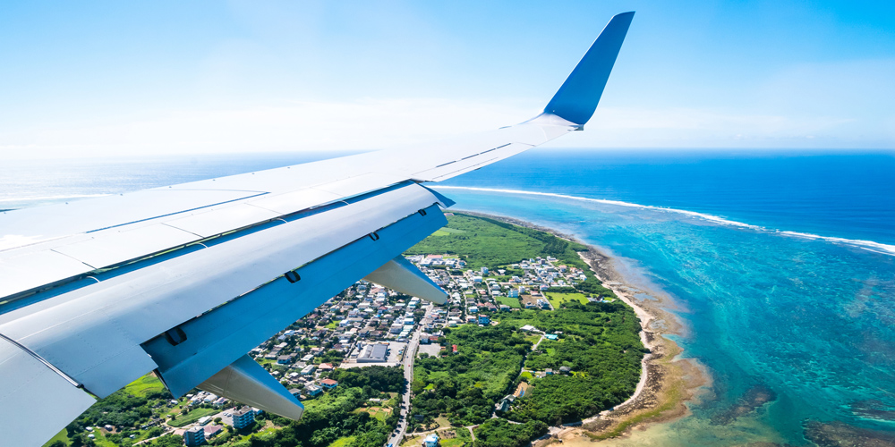 飛行機から眺める海と島