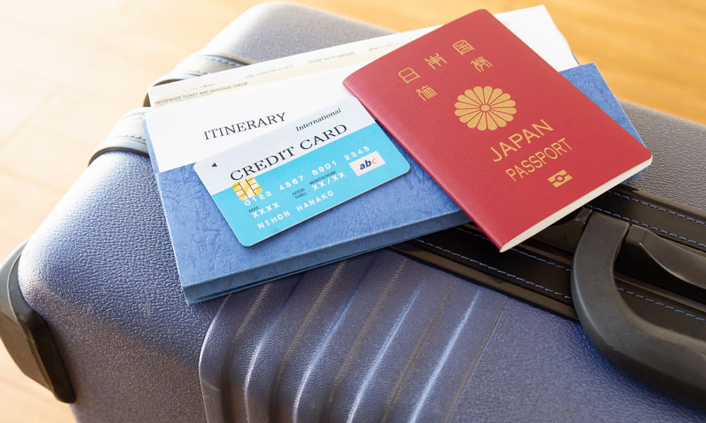 キャリーケースとパスポートとクレジットカード